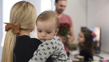 Πώς να κρατήσετε μια βρεφονηπιοκόμο ή babysitter μακροχρόνια στο σπίτι σας
