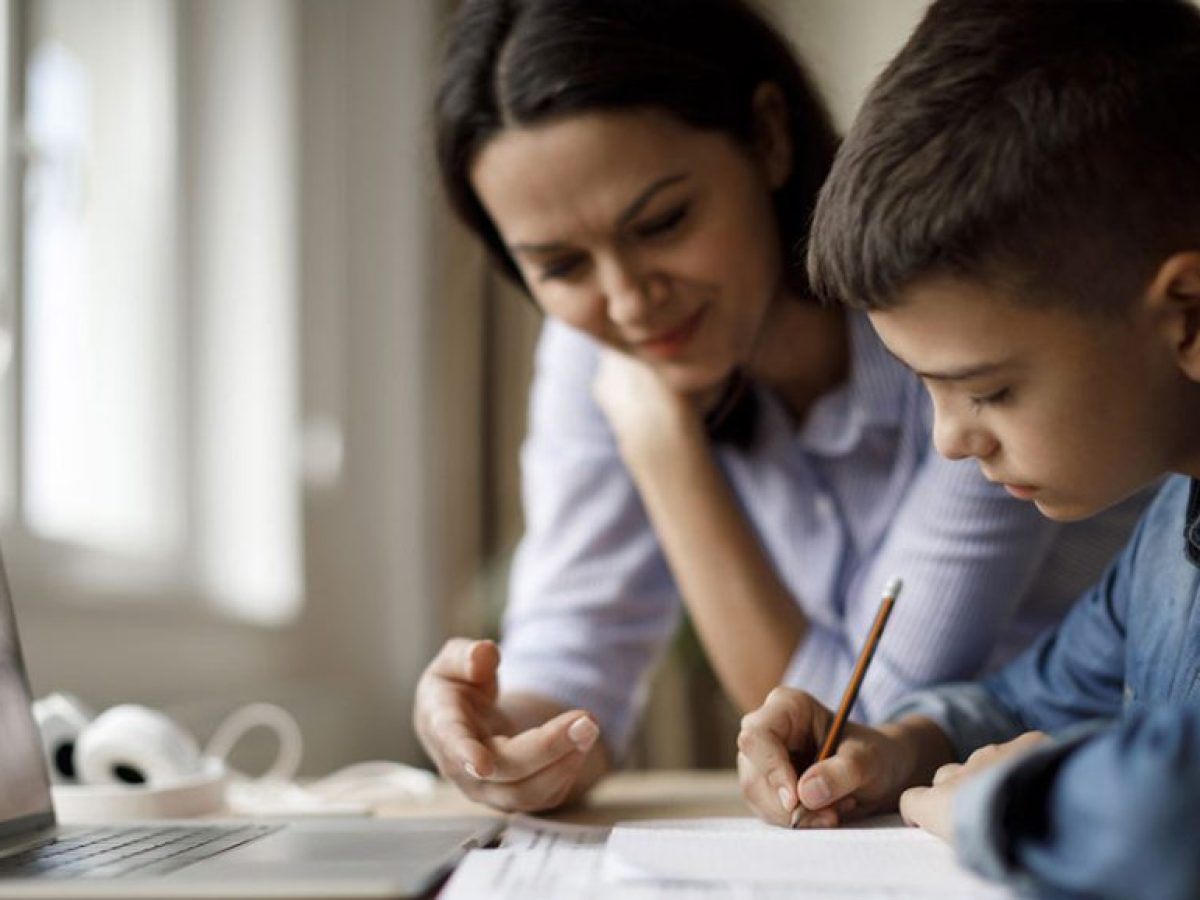 Πώς να βοηθήσεις το παιδί με τα μαθήματα στο σπίτι