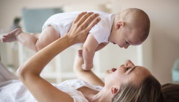 4 εύκολοι και πρακτικοί τρόποι που προτείνουν ειδικοί για να βοηθήσεις το μωρό σου να εξελίσσεται