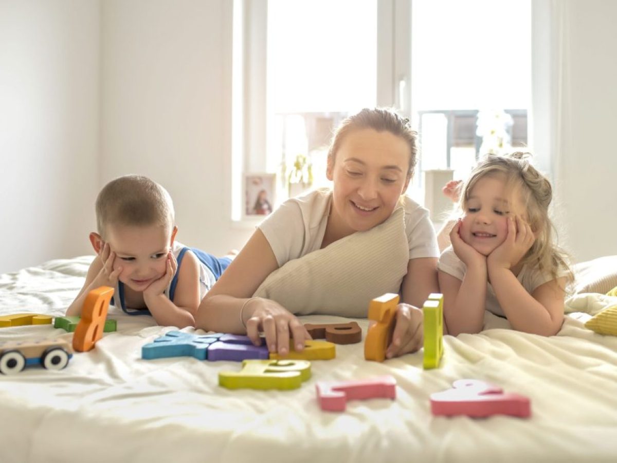 Babysitter για ασταθές ωράριο στην Αθήνα: πώς βρίσκεις λύση όταν δεν έχεις σταθερό πρόγραμμα
