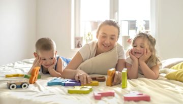 Babysitter για ασταθές ωράριο στην Αθήνα: πώς βρίσκεις λύση όταν δεν έχεις σταθερό πρόγραμμα