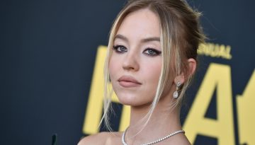 Sydney Sweeney: Γύρισε πίσω στο κυματιστό bob haircut της