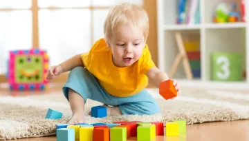 Έχετε μωρό 9-12 μηνών; 6 παιχνίδια που το διασκεδάζουν και ενισχύουν την ανάπτυξή του