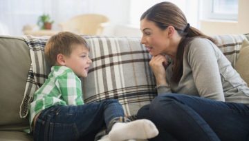 Οι 10 συμβουλές της ψυχολόγου για τις μαμάδες που μεγαλώνουν αγόρια