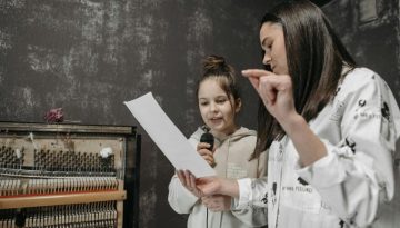 Οι καθημερινές νοητικές συνήθειες που μπλοκάρουν την ευτυχία των γονιών (και τι βοηθά, σύμφωνα με θεραπευτές)