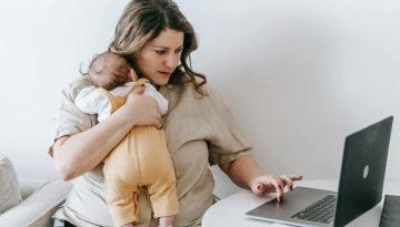 Καριέρα και μητρότητα: όταν η καθημερινότητα μοιάζει με μαραθώνιο
