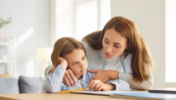 Μήπως είστε υπερπροστατευτικός γονιός; Τι αναφέρει νέα έρευνα για τα παιδιά