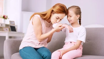 «Να το φιλήσω να περάσει»: Κι όμως το φιλί της μαμάς θεραπεύει – Τι λέει η επιστήμη