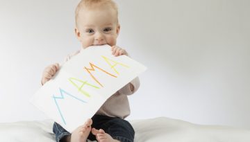 Πότε τα μωρά λένε «μαμά» και «μπαμπά»;