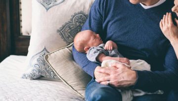 Άδεια πατρότητας: Οι ημέρες άδειας, οι αποδοχές και τα δικαιώματα που έχουν οι εργαζόμενοι