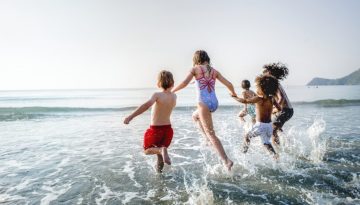 Αναπτυξιακά άλματα στα παιδιά: Ηλικίες, σημάδια και πώς επηρεάζουν τη συμπεριφορά