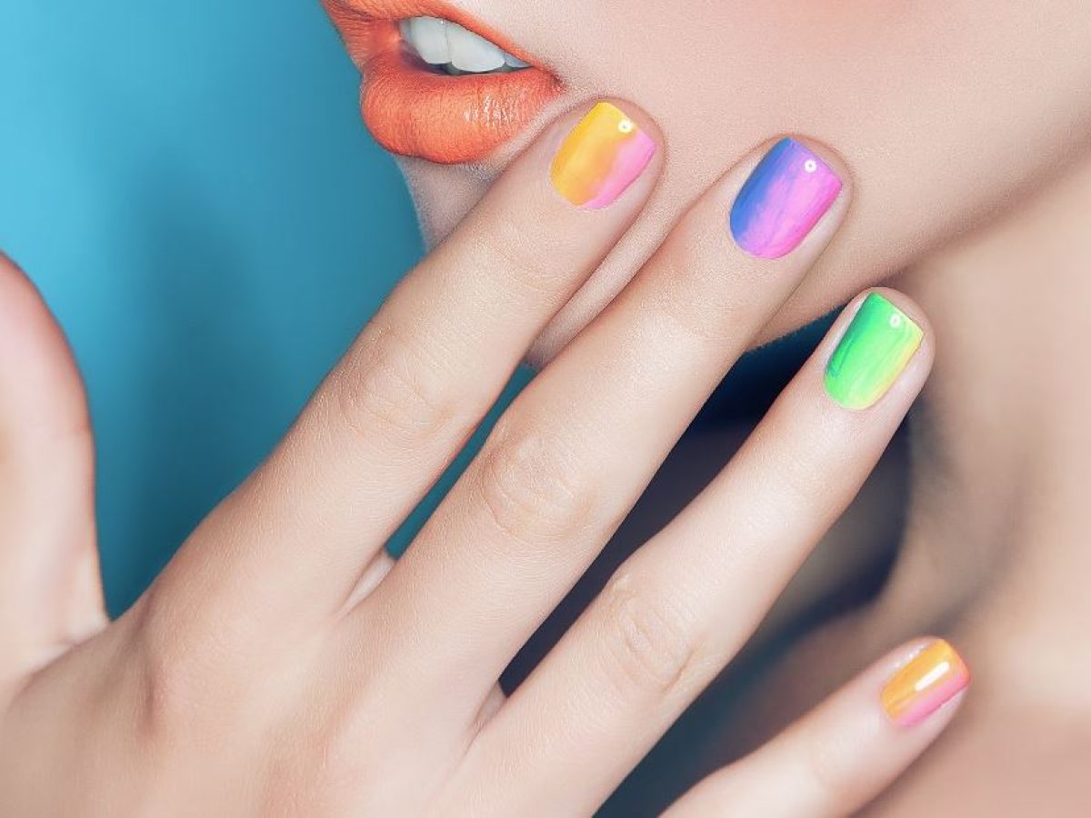 Rainbow Fish nails: Το πιο παιχνιδιάρικο nail trend της εποχής