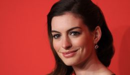 anne-hathaway-3h-egkimosini-4