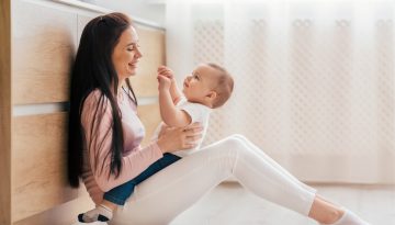 Γιατί τα μωρά θέλουν να πιάνουν με τα χεράκια τους το πρόσωπο σας;