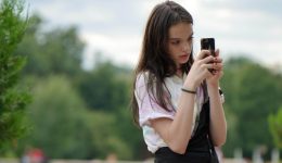 girl-mobile-1