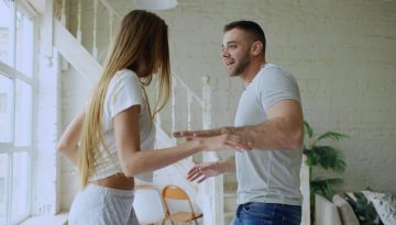 Οι 5 βραδινές συνήθειες που φέρνουν τα ζευγάρια πιο κοντά – Αντί για τηλεόραση
