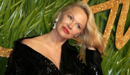 i-Pamela-Anderson-epanefere-ena