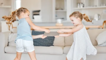 Καλοκαίρι, αδέλφια μαζί, καυγάδες: Πώς να τα βγάλετε πέρα χωρίς να τρελαθείτε