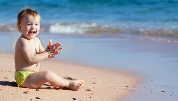 6 κανόνες για το πρώτο μπάνιο του μωρού στη θάλασσα – Γόβα Στιλέτο