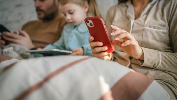 Γιατί οι γονείς μετατρέπονται σε «phone zombies» το βράδυ