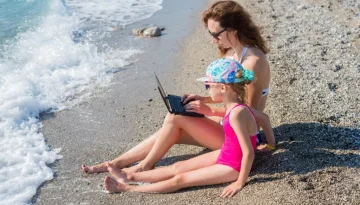 Φεύγεις για διακοπές και θέλεις να πάρεις το laptop σου μαζί για να δουλέψεις; Σκέψου το καλά – Baby.gr