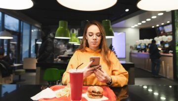 Έ&phi;&eta;&beta;&omicron;&iota; &mu;&epsilon; smartphones &alpha;&nu;&tau;&iota;&mu;&epsilon;&tau;&omega;&pi;ί&zeta;&omicron;&upsilon;&nu; &delta;&iota;&alpha;&tau;&rho;&omicron;&phi;&iota;&kappa;έ&sigmaf; &delta;&iota;&alpha;&tau;&alpha;&rho;&alpha;&chi;έ&sigmaf;